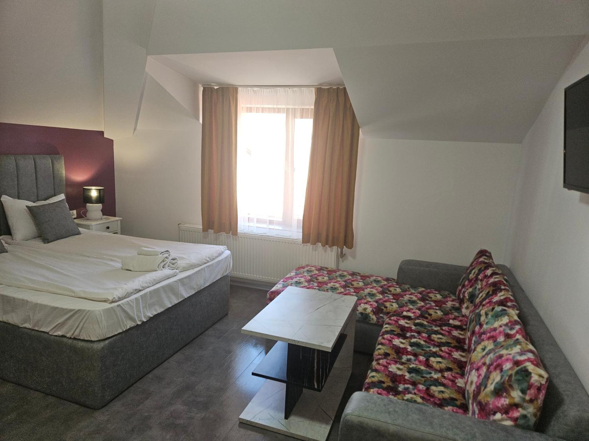 Priyateli - Friends Hotel Veliko Tarnovo Ngoại thất bức ảnh